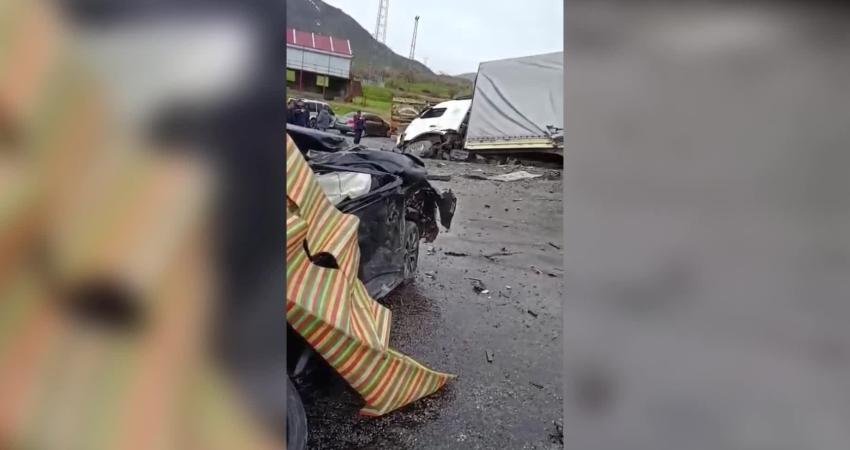 Van-Bitlis karayolunda tır ile otomobil çarpıştı. Kazada 2 kişi olay