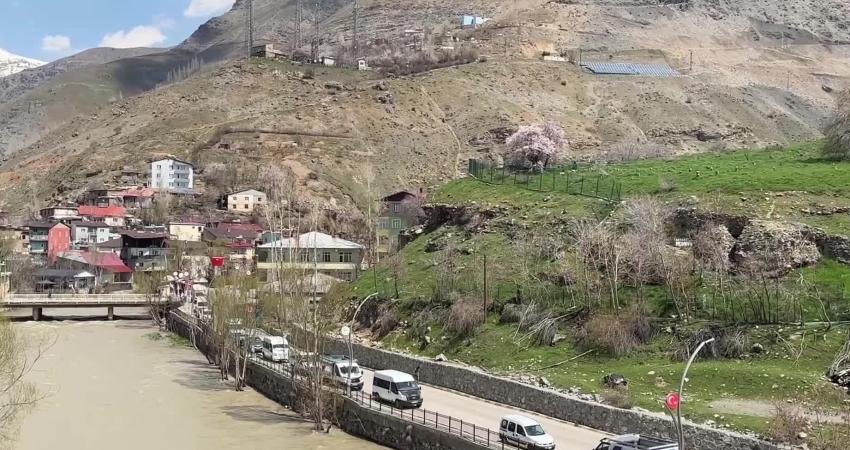 Van’ın Çatak ilçesinde emekliler, aylıklarının kiralarına dahi yetmediğini dile getirdi.