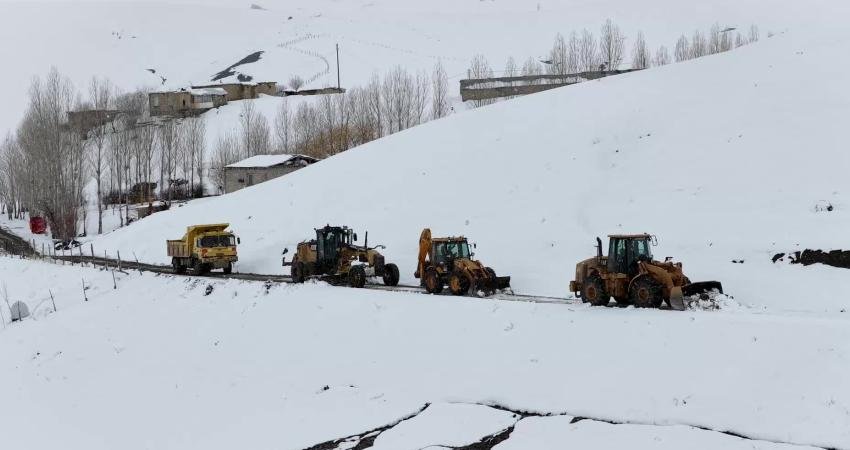 Van’da 54 yerleşim yerine ulaşım sağlanamıyor Van’da önceki gün etkili olan kar yağışı ve tipi nedeniyle