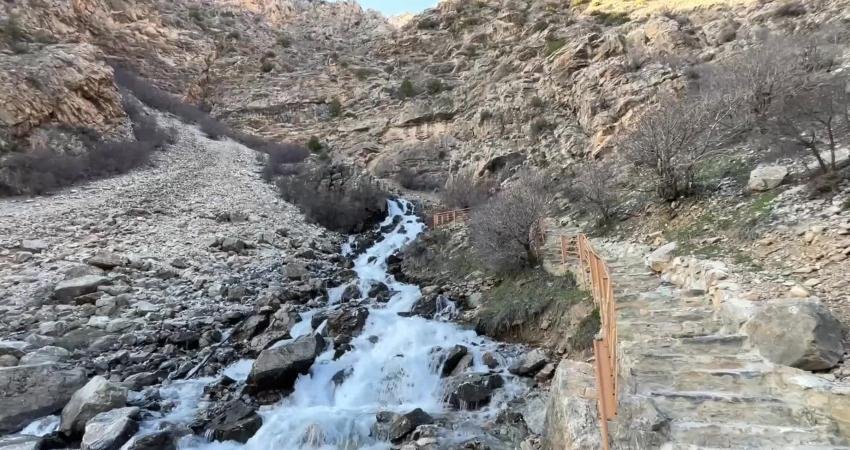 Van’ın Çatak ilçesindeki Kanispi Şelalesi, bu yıl etkili olan yoğun