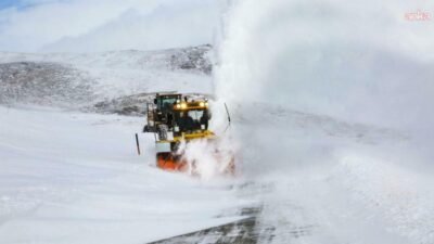 Van’da dün etkili olan yoğun kar yağışı nedeniyle kapanan 93