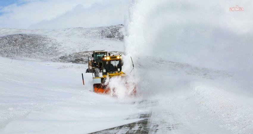 Van’da dün etkili olan yoğun kar yağışı nedeniyle kapanan 93