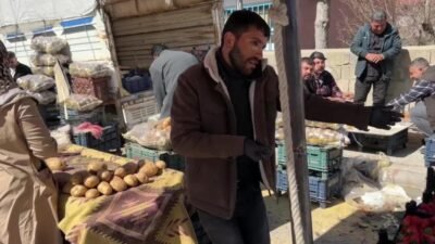 Van'ın İpekyolu ilçesinde kurulan semt pazarında konuşan esnaf ve vatandaşlar,