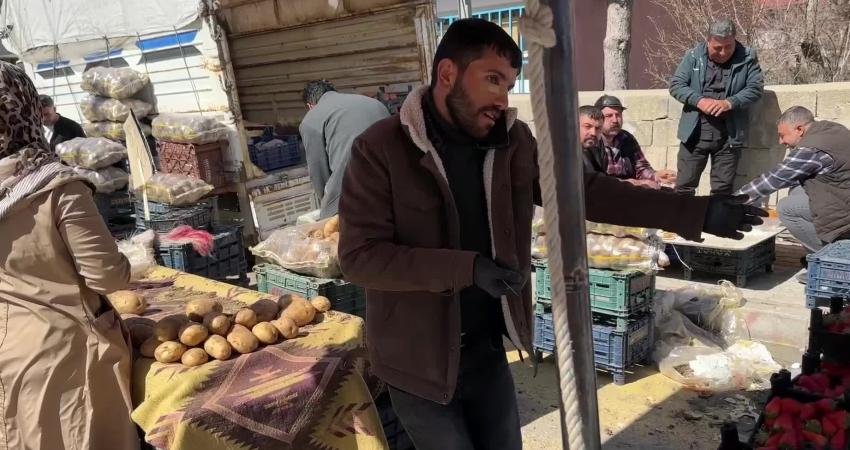 Van'ın İpekyolu ilçesinde kurulan semt pazarında konuşan esnaf ve vatandaşlar,
