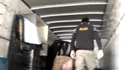 Van İl Emniyet Müdürlüğü ekiplerince Gevaş ilçesinde durdurulan bir kamyonda