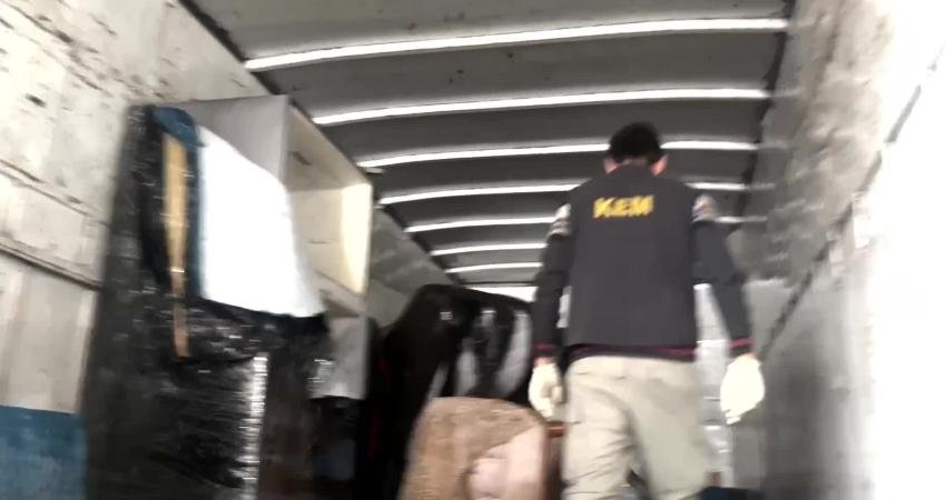 Van İl Emniyet Müdürlüğü ekiplerince Gevaş ilçesinde durdurulan bir kamyonda