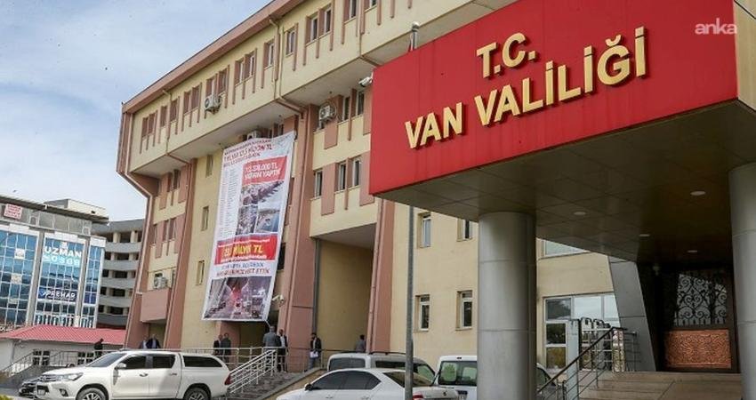 Van Valiliği: “Herhangi bir olumsuzluk yok, ekiplerimiz sahada taramalarını sürdürüyor” Van Valiliği, merkez üssü Tuşba ilçesi olan 5,2 büyüklüğündeki deprem