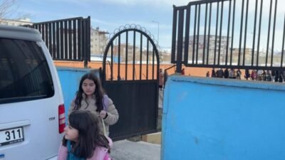 Hakkari'nin Yüksekova ilçesinde veli ve öğrenciler, okullarda güvenlik önlemlerinin artırılması çağrısında