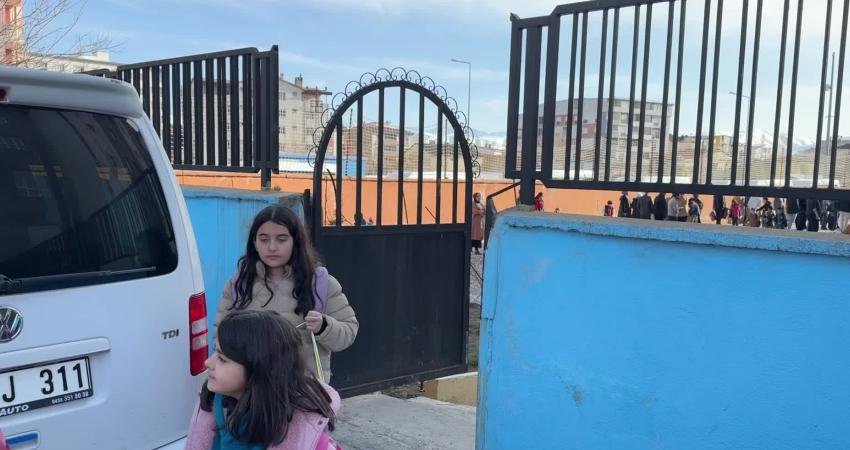 Hakkari'nin Yüksekova ilçesinde veli ve öğrenciler, okullarda güvenlik önlemlerinin artırılması çağrısında