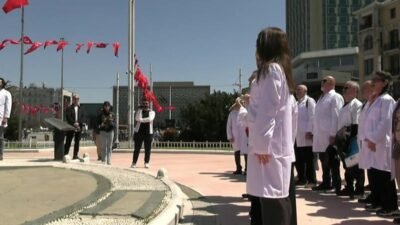 Dünya Veteriner Hekimler Günü nedeniyle Taksim Atatürk Anıtı'nda düzenlenen törenin