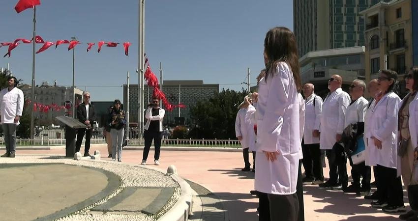 Dünya Veteriner Hekimler Günü nedeniyle Taksim Atatürk Anıtı'nda düzenlenen törenin
