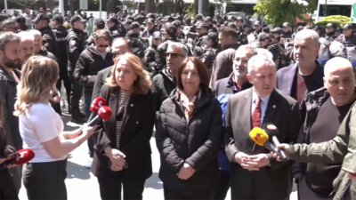 Doruk Madencilik işçilerinin Kurtuluş Parkı'nda oturma eylemi devam ediyor. Muhalefet partlerinden