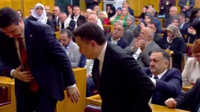 DEVA Partisi Genel Başkanı Ali Babacan, "Israrla yanlış tedaviyle devam