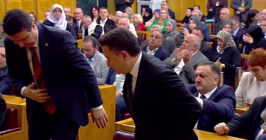 DEVA Partisi Genel Başkanı Ali Babacan, "Israrla yanlış tedaviyle devam