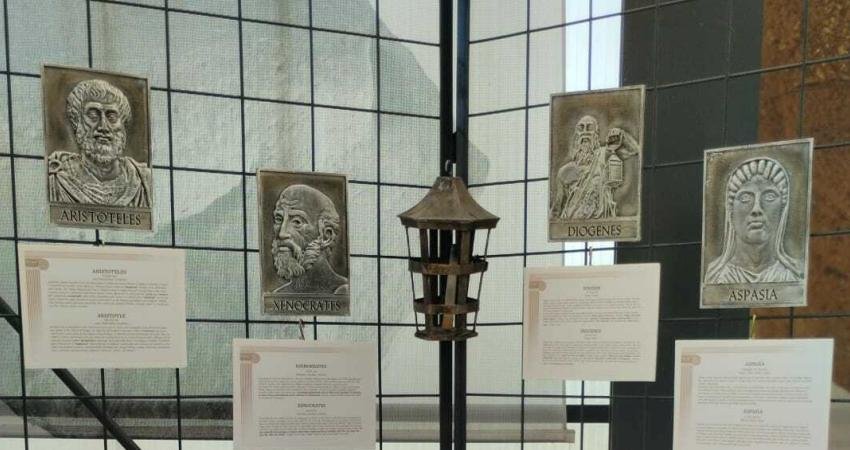 Yeşilova Höyüğü’nde Antikçağ filozofları Bornova’da günümüzle buluştu İzmir’in 8500 yıllık Yeşilova Höyüğü’nde açılan “Antikçağ Anadolu Filozofları Sergisi”,