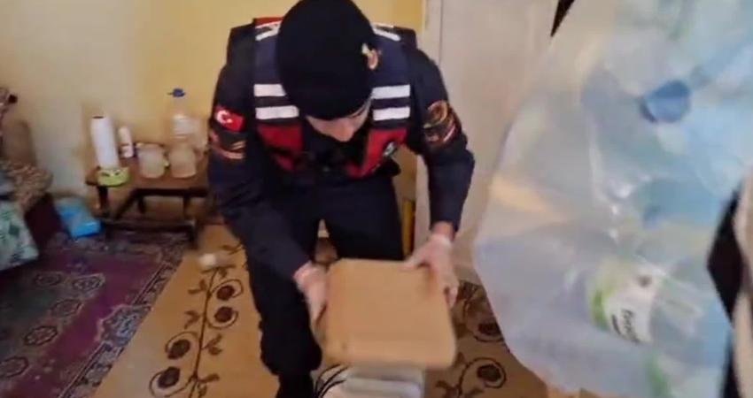 Yozgat’ta iki ayrı eve düzenlenen operasyonda, farklı kenevir tohumlarının melezlenmesiyle