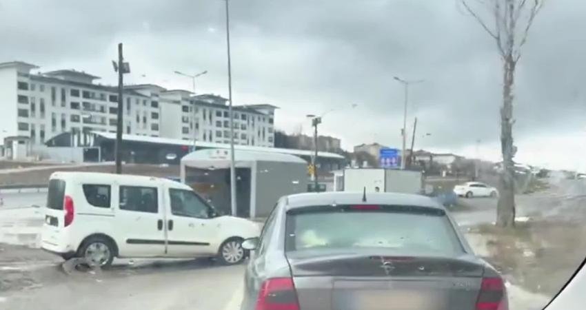 Yozgat’ta son bir haftada düzenlenen operasyonlarda 56 düzensiz göçmen yakalandı, 7 şüpheli tutuklandı Yozgat’ta son bir hafta içerisinde gerçekleştirilen operasyonlarda toplamda 56 düzensiz