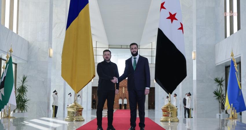Zelensky ile Şara Şam’da görüştü: İkili ilişkiler ve ekonomik iş birliği ele alındı Ukrayna Cumhurbaşkanı Volodymyr Zelensky, Suriye Cumhurbaşkanı Ahmed el-Şara ile Şam'da bir