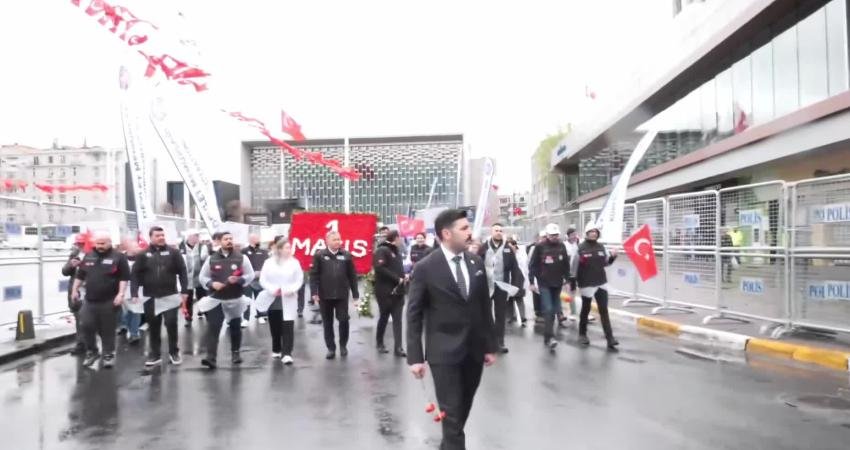 Devlet Memurları Konfederasyonu, 1 Mayıs dolayısıyla Taksim Cumhuriyet Anıtı’na çelenk
