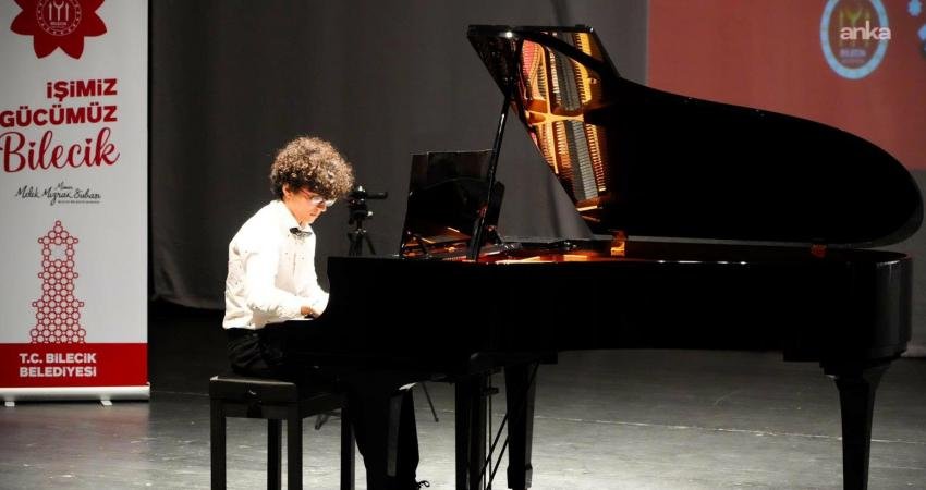 Bilecik Belediyesi tarafından gerçekleştirilen 2. Uluslararası Ayva Çiçeği Piyano Festivali’nde