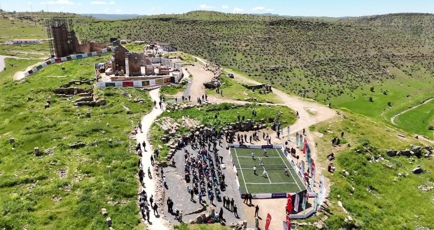 2'nci Zerzevan Cup Tenis Turnuvası’nın lansmanı, Diyarbakır’daki tarihi Zerzevan Kalesi’nde