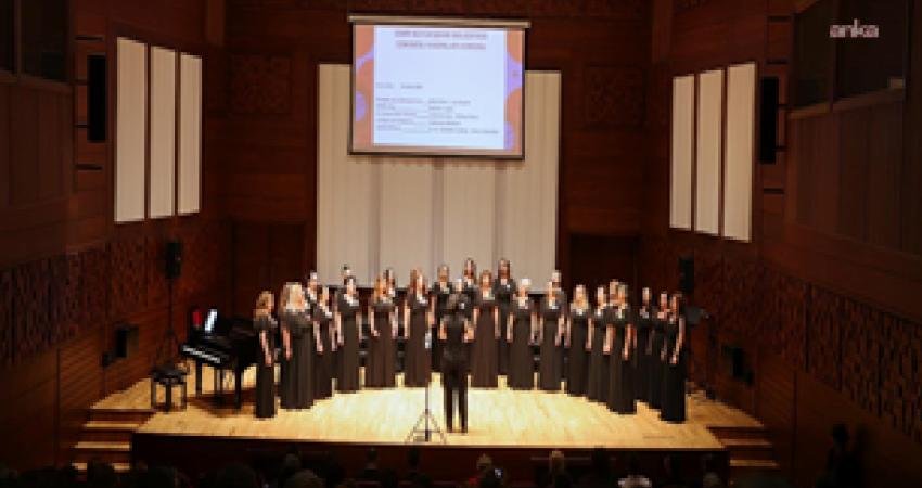 AASSM’de koristler büyüledi İzmir Uluslararası Çoksesli Korolar Festivali, ilk gününde yoğun ilgi gördü.