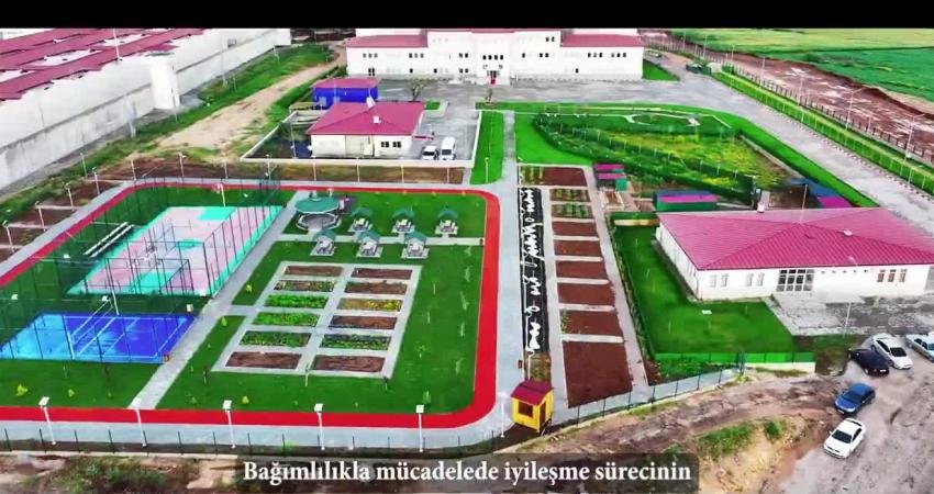 Adalet Bakanlığı: Bağımlılıkla mücadeleyi topluma faydalı ve suçtan uzak bir yaşamın temeli olarak görüyoruz Adalet Bakanlığı’nın sosyal medya hesabından paylaşılan videoda, bağımlılıkla mücadelede rehabilitasyon