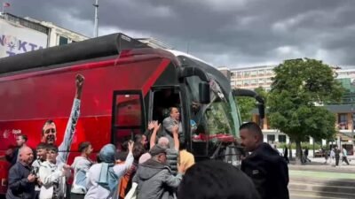 CHP Ankara Milletvekili Adnan Beker, otobüsle şehir turu atarak vatandaşları