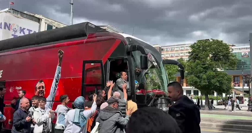 Adnan Beker, Ankara’da şehir turu atarak vatandaşları bayramlaşmaya davet etti CHP Ankara Milletvekili Adnan Beker, otobüsle şehir turu atarak vatandaşları
