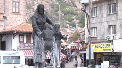Afyonkarahisarlı vatandaşlar, Belediye Başkanı Burcu Köksal’ın AK Parti’ye katılacağı iddialarına