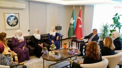 Gelecek Partisi Genel Başkanı Ahmet Davutoğlu, Barış Anneleri İnisiyatifi üyeleri