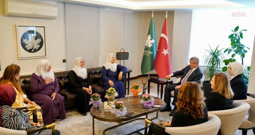 Gelecek Partisi Genel Başkanı Ahmet Davutoğlu, Barış Anneleri İnisiyatifi üyeleri