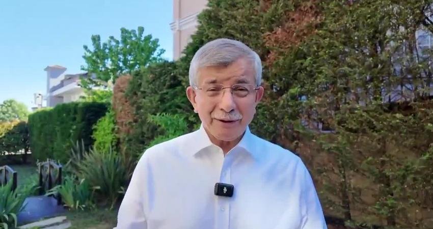Ahmet Davutoğlu’ndan Kurban Bayramı mesajı: Toplumumuzun tümüne sesleniyorum; gelin canlar bir olalım Ahmet Davutoğlu, "Kurban Bayramı'nı eda ederken, Arafat'ta belki daha önce