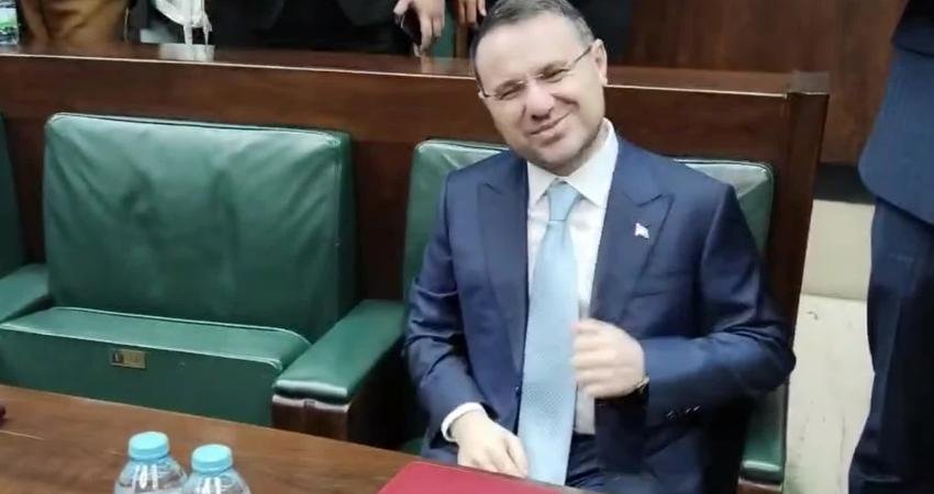 AK Parti grup toplantı salonunda yeni düzenleme… Bakanlar soruları yanıtlamadı TBMM'de düzenlenen AK Parti grup toplantısında, AK Parti Grup Başkanlığı'nın
