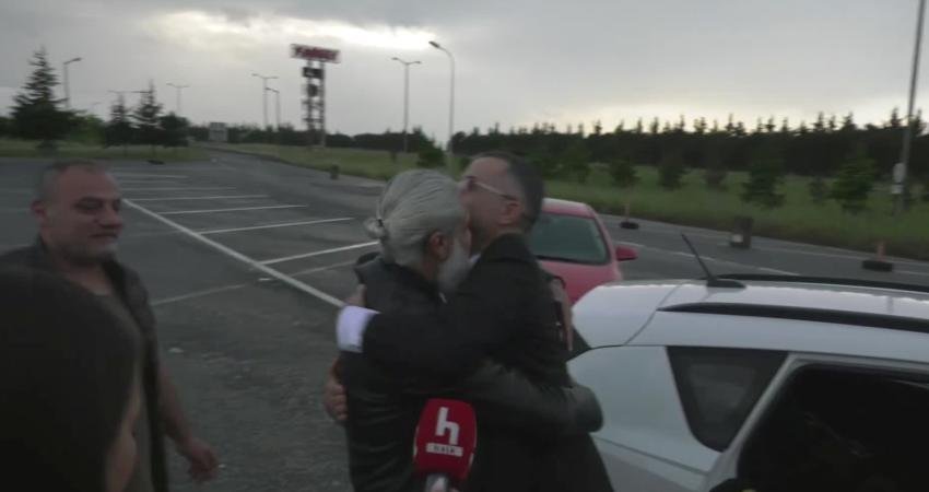 Alican Uludağ tahliye edildi: “Tek silahımız olan kalemi asla elimizden düşürmeyeceğiz” Sosyal medya paylaşımları nedeniyle tutuklanan gazeteci Alican Uludağ, Silivri’deki Marmara