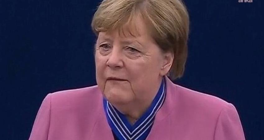 Almanya eski Başbakanı Merkel’e Avrupa Birliği’nin en yüksek liyakat nişanı Almanya’nın eski Başbakanı Angela Merkel, Avrupa Birliği’nin ilk kez verdiği