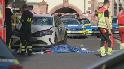 Almanya'nın Leipzig’te şehir merkezindeki yaya bölgesinde bir otomobilin kalabalığa dalması