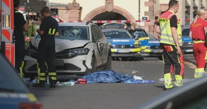 Almanya'nın Leipzig’te şehir merkezindeki yaya bölgesinde bir otomobilin kalabalığa dalması