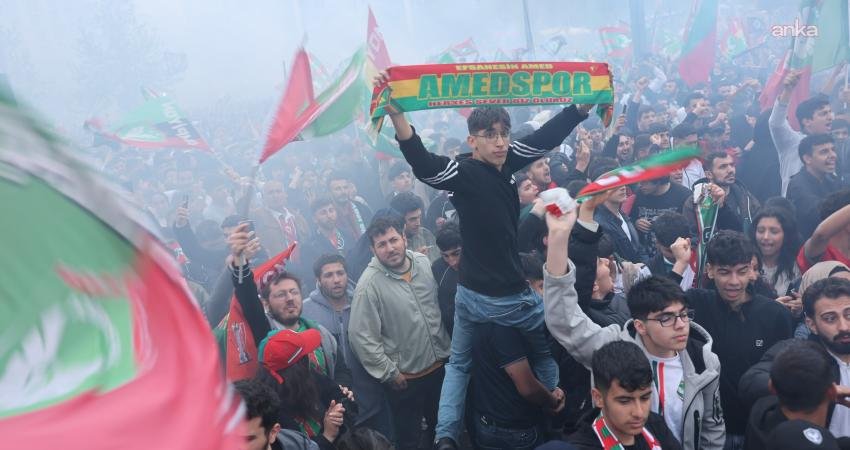 Amedspor'un Süper Lig’e yükselmesi nedeniyle Diyarbakır’da yapılan kutlamalarda yorgun merminin