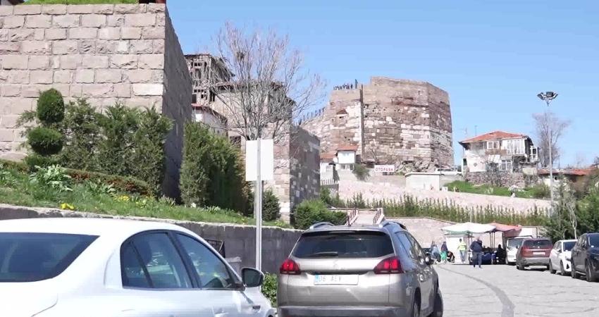 Ankara Kalesi, daha aydınlık ve ulaşılabilir hale getirildi Ankara Büyükşehir Belediyesi (ABB), Başkent’in tarihi simgelerinden Ankara Kalesi’nde ziyaretçi