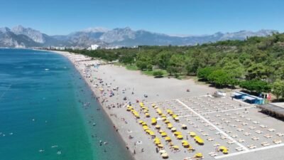 Antalya Büyükşehir Belediyesi, sahillerde turizm sezonu için hazırlık çalışmalarını sürdürürken,