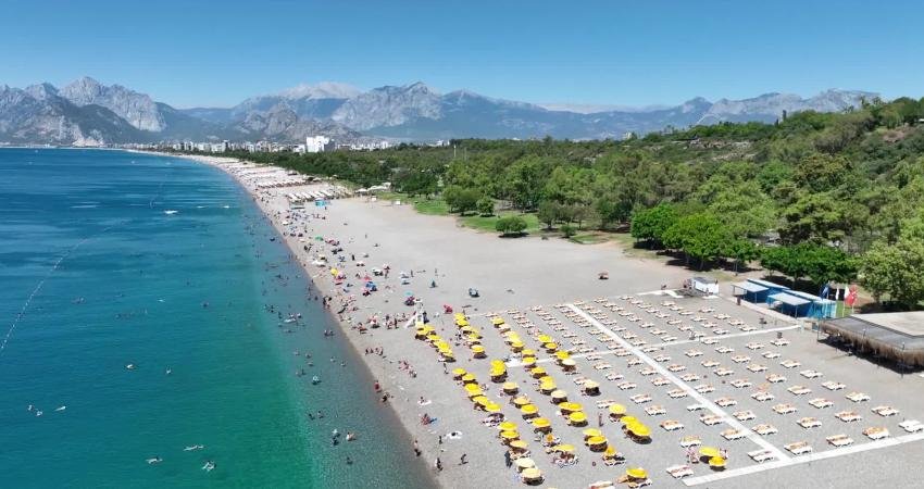 Antalya Büyükşehir Belediyesi, sahillerde turizm sezonu için hazırlık çalışmalarını sürdürürken,