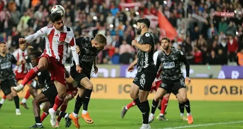 Trendyol Süper Lig’in 32. haftasında Antalyaspor, sahasında karşılaştığı Alanyaspor ile