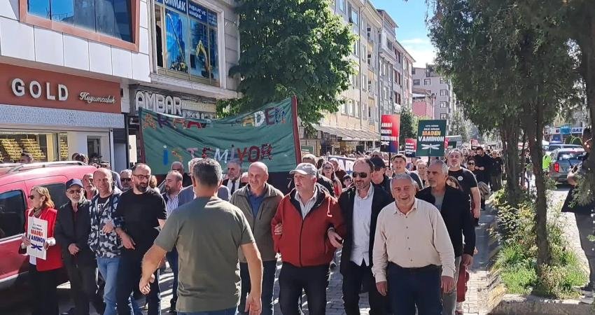 Artvin'in Arhavi ilçesinde, bölgede yapılması planlanan madene tepki gösteren vatandaşlar,