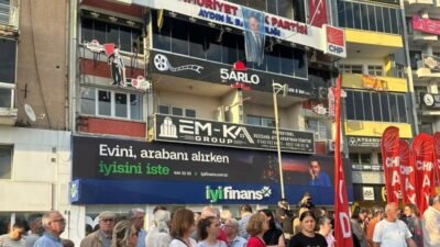 Aydın’da CHP İl Başkanlığı binasına Özgür Özel posteri asıldı CHP’nin 38’inci Olağan Kurultayı'nın iptalinin ardından partinin Aydın İl Başkanlığı