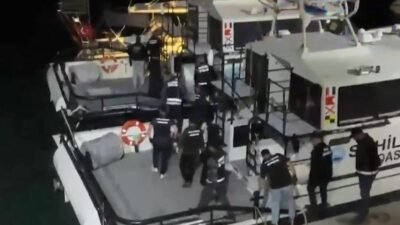 İzmir merkezli narkotik operasyonunda, Ayvalık açıklarında durdurulan yelkenli teknede 158