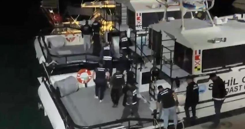 İzmir merkezli narkotik operasyonunda, Ayvalık açıklarında durdurulan yelkenli teknede 158