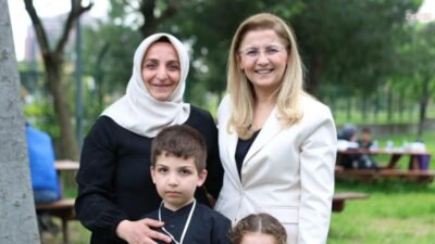 Bakırköy Belediyesi tarafından Ataköy Emekliler Evi’nde düzenlenen Anneler Günü etkinliğinde