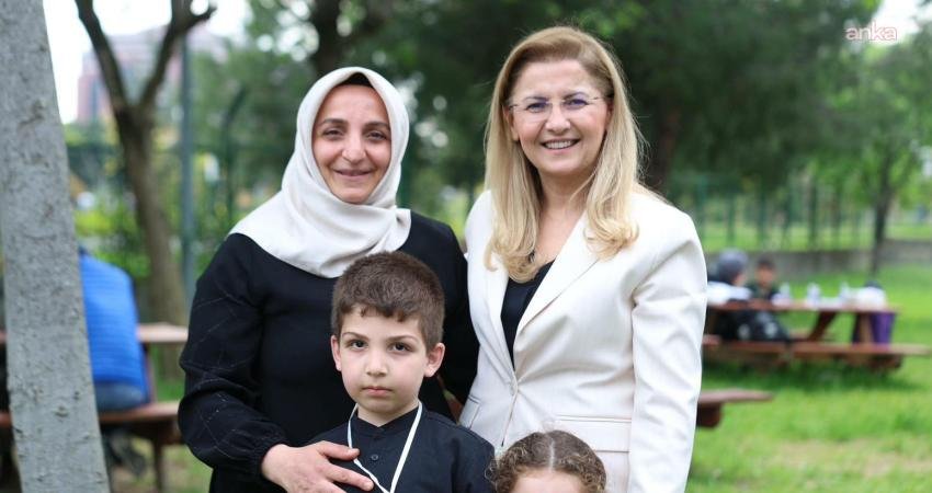 Bakırköy Belediyesi tarafından Ataköy Emekliler Evi’nde düzenlenen Anneler Günü etkinliğinde