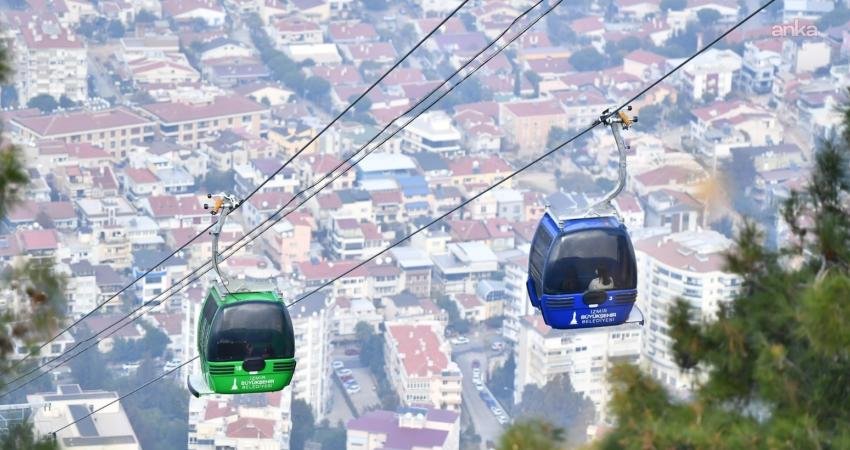 Balçova Teleferik Tesisleri’nde yaz tarifesi başladı Balçova Teleferik Tesisleri’nde yaz dönemiyle birlikte ziyaret saatleri uzatıldı. İzmir